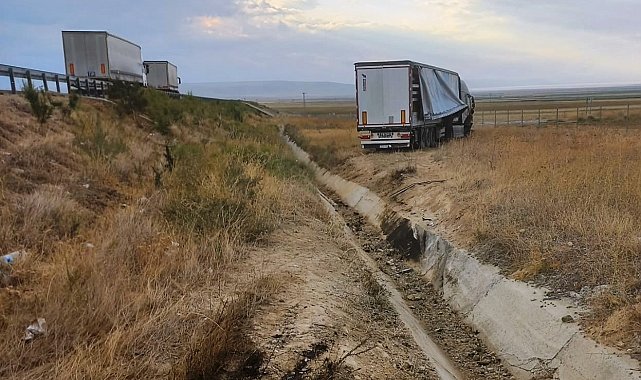 Konya'da yoldan çıkan tır tarlaya girdi: 1 yaralı