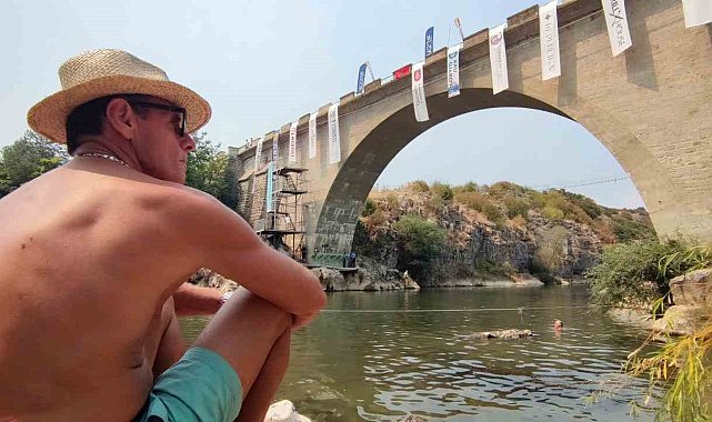 Kosova'da geleneksel Şivan Köprüsü Atlama Yarışı düzenlendi