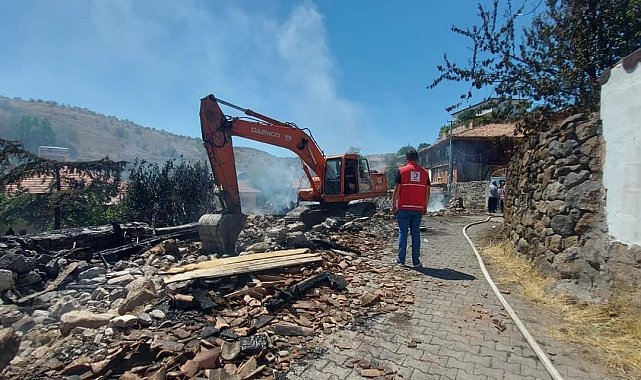 Köyde çıkan yangın 3 evi küle çevirdi