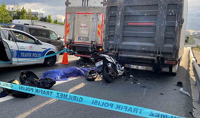 Küçükçekmece TEM Otoyolu'nda feci kaza: Emniyet şeridinde duran kamyonete motosiklet arkadan çarptı: 1 ölü