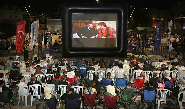 Küçükçekmece'de açık hava sinema günlerine yoğun ilgi