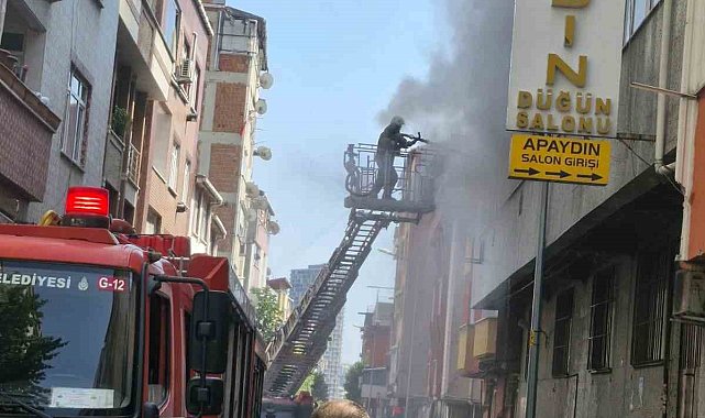 Küçükçekmece'de ayakkabı imalathanesinde yangın çıktı