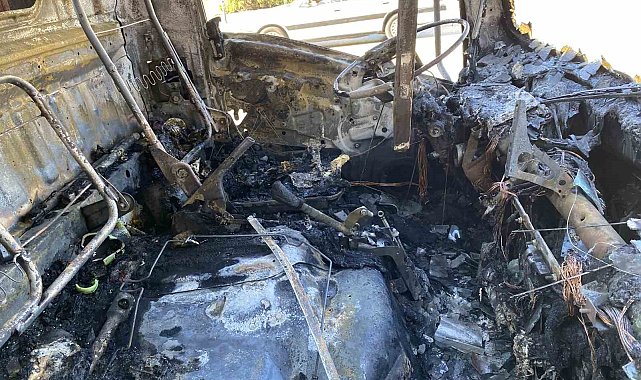 Küçükçekmece'de kozmetik ürün yüklü kamyonet alev alev yandı
