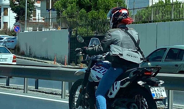 Küçükçekmece'de motosikletle tehlikeli yolculuk kamerada