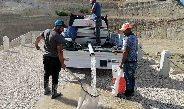 Kuruyan göldeki balıklar balçığın içerisinden kurtarıldı