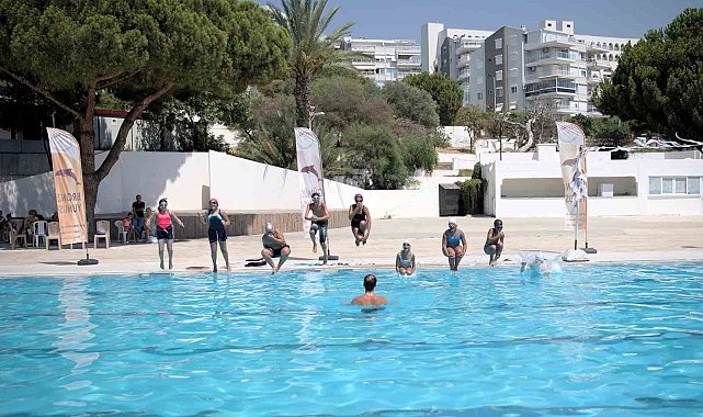 Kuşadası'nda çocuklar yazın keyfini yüzme eğitimiyle çıkarıyor