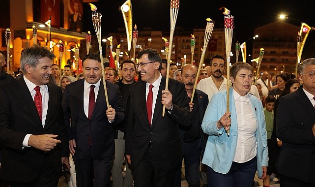 Kütahya'da 2 bin 543 meşaleyle fener alayı düzenlendi