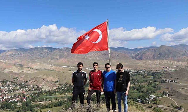 Lale Dağı'nın bayrağını yenilediler