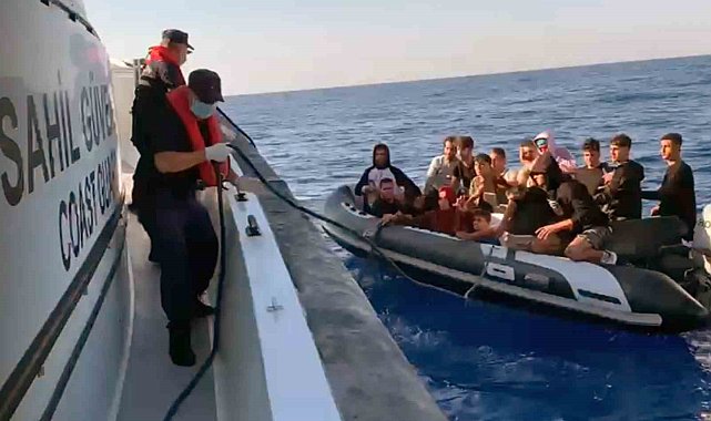Lastik bot arıza yaptı, 12 düzensiz göçmen kurtarıldı