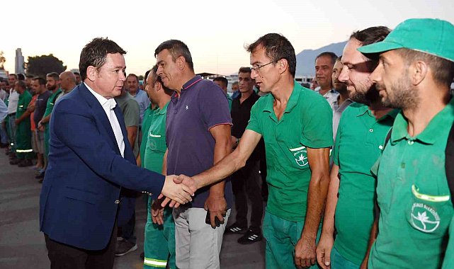 Maaşlarına zam alan işçilerden Başkan Aydın'a coşkulu karşılama