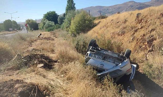 Malatya'da otomobil şarampole devrildi