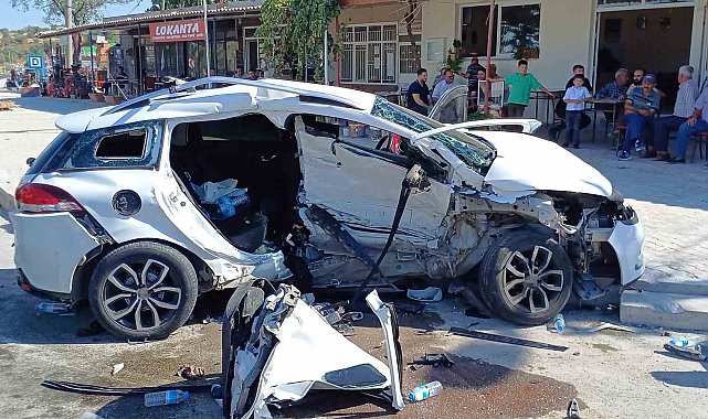 Manisa'da iki otomobil çarpıştı: 1 ölü, 4 yaralı