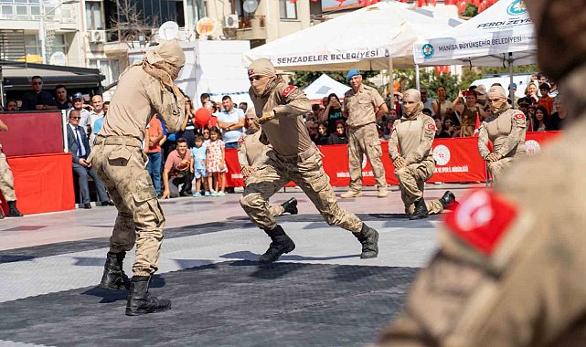 Manisa'da komandoların gösterisi mest etti