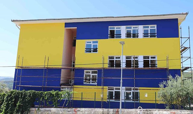 Manisa'da miniklere sarı lacivert destek