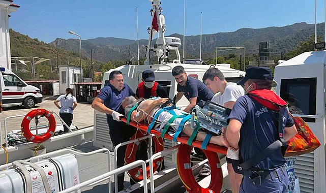 Marmaris açıklarında rahatsızlanan iki kişiye Sahil Güvenlikten tıbbi tahliye