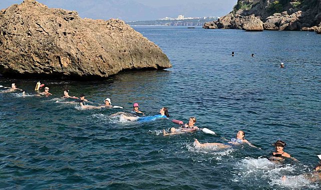 Mavi Bayraklı plajda su jimnastiğiyle hem spor hem serinlik