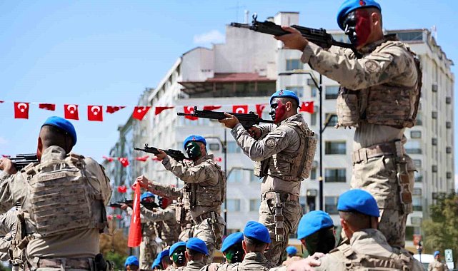 Mavi berelilerden düşmana gözdağı