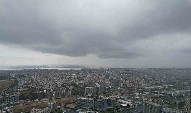Mega kentin semalarına yağmur bulutları böyle geldi