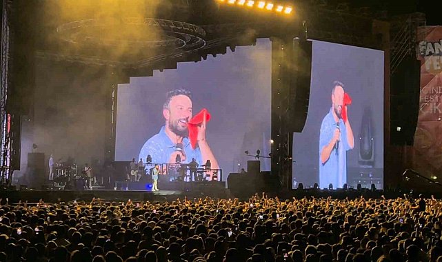 Megastar Tarkan, terini sildiği havluyu hayranlarına attı