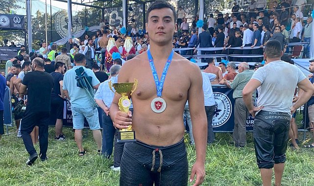 Melih Özdemir Kurtdereli Güreşlerinde gümüş madalya kazandı