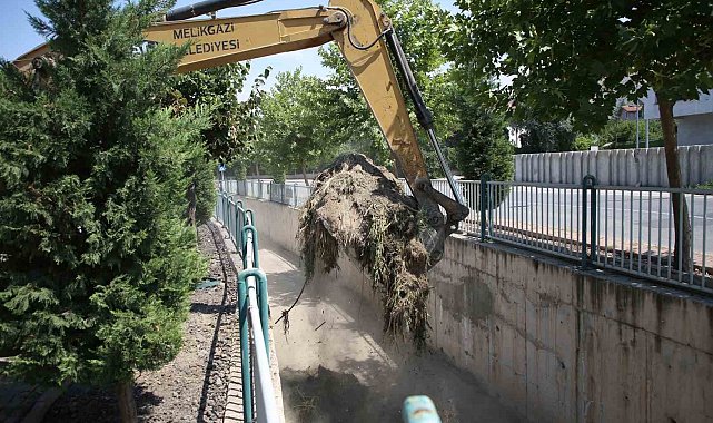 Melikgazi'de yağmur suyu kanallarında temizlik çalışması yapılıyor