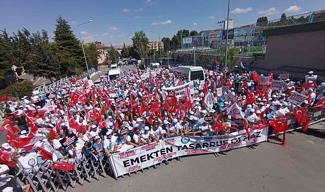 Memur-Sen Konfederasyonu'na bağlı sendikalar Bolu'dan başlattıkları yürüyüşü Ankara'da sonlandırdı