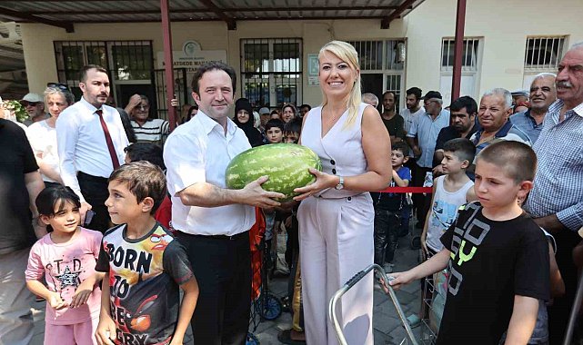 Merkezefendi Belediyesi vatandaşa karpuz dağıttı