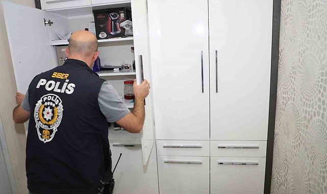 Mersin&#039;de müstehcen yayın operasyonu: 10 şüpheli yakalandı