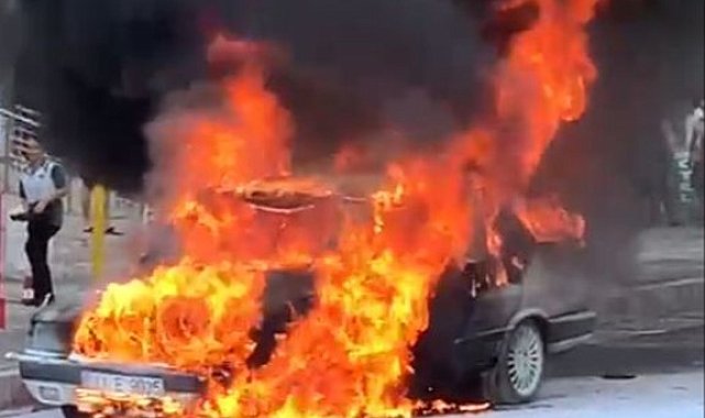 Mersin'de otomobil alev alev yandı