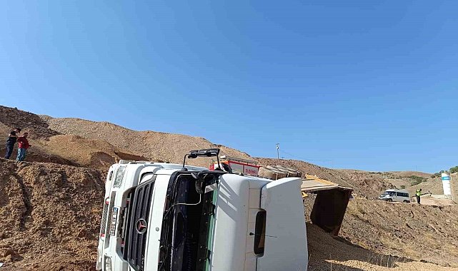 Mıcır yüklü kamyon devrildi: 1 ölü