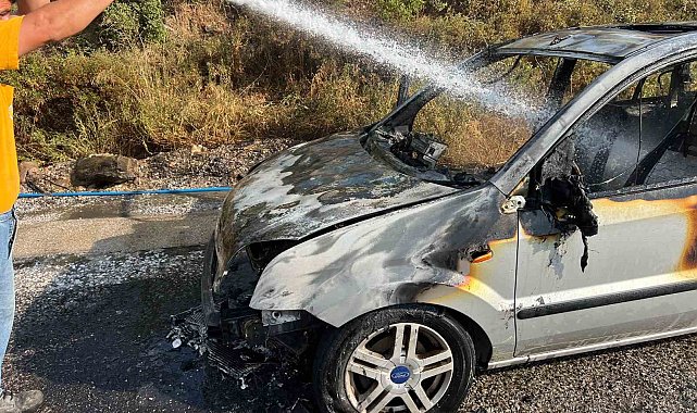 Milas'ta seyir halindeki araç alev aldı