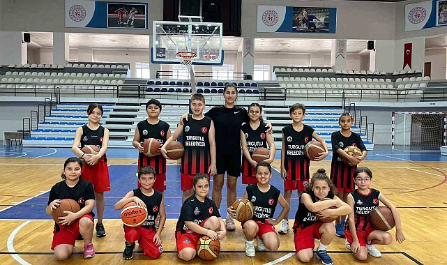 Milli Basketbolcu Manolya Kurtulmuş'tan kariyerine adım attığı Turgutlu Belediyespor'a ziyaret