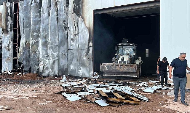 Mobilya fabrikasındaki yangın büyümeden söndürüldü