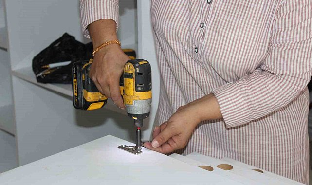 Mobilya ustası kadın tek başına hem üretiyor hem onarıyor