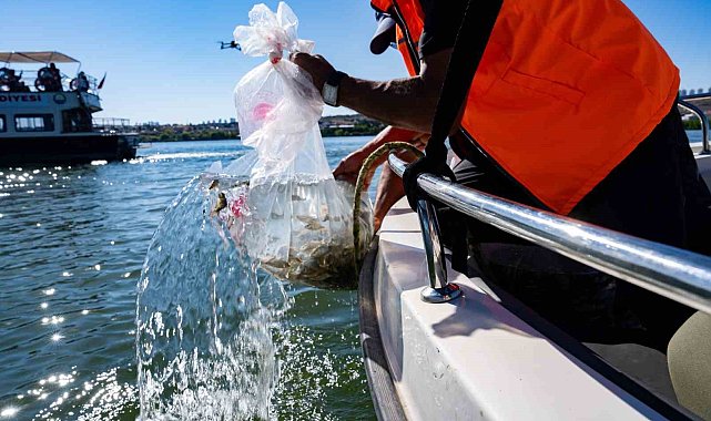 Mogan Gölü'ne 150 bin yavru balık bırakıldı