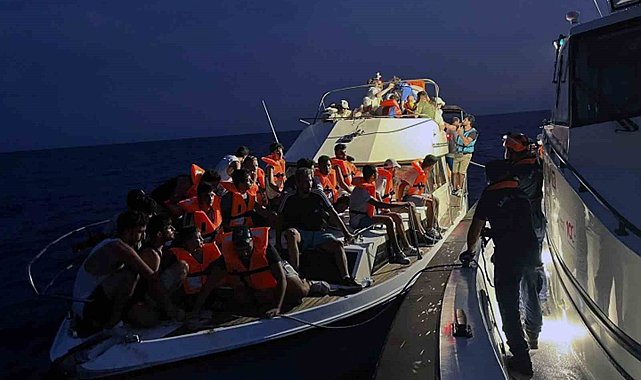 Motor yat arıza yaptı, 13 çocuk 51 düzensiz göçmen kurtarıldı