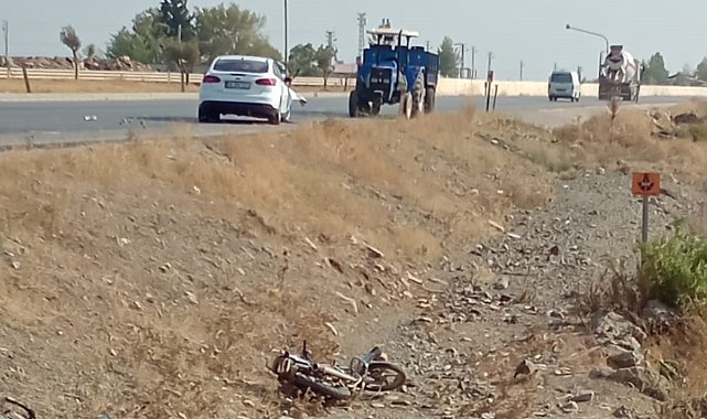 Motosiklet, kırmızı ışıkta bekleyen otomobile çarptı: 1 yaralı