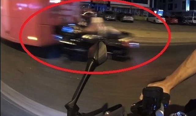 Motosiklet sürücüsü belediye otobüsüne çarptı: O anlar kamerada