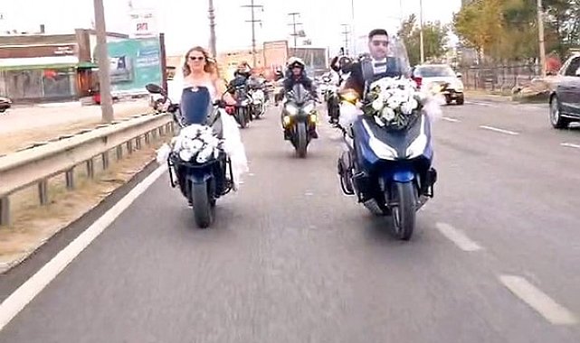 Motosiklet tutkunu çiftin konvoyu