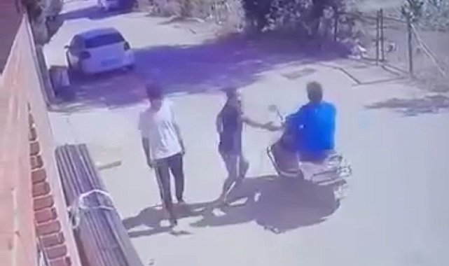 Motosiklet üzerindeki arkadaşına yaptığı şaka, ölümle burun buruna getirdi