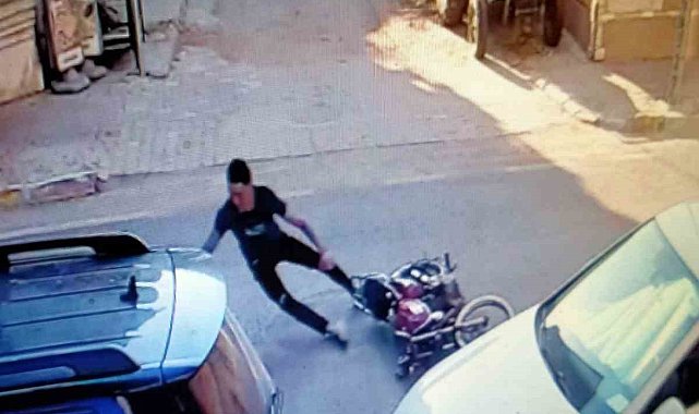Motosikletten fırlayan genç metrelerce savruldu
