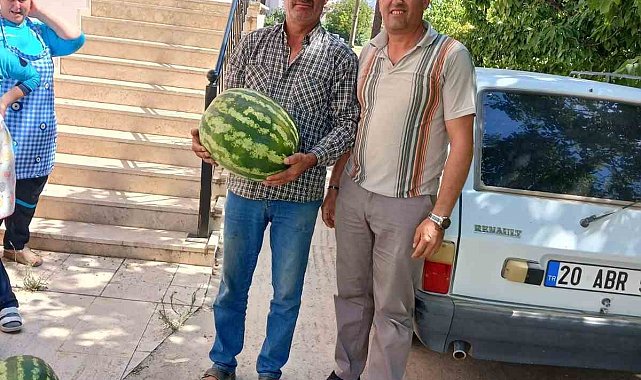 Muhtar tarlasında yetiştirdiği karpuzları huzurevi ve hastanede dağıttı