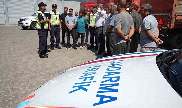 Muş'ta 400 traktör römorkuna reflektör takıldı