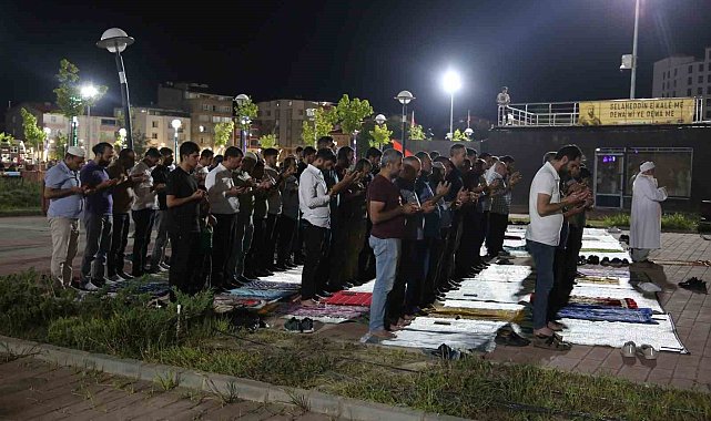 Muş'ta vatandaşlar Filistin için namaz kılıp dua etti