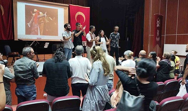 Müzisyen Umut Gündüz eşiyle birlikte Varto'da üç dilli konserini verdi