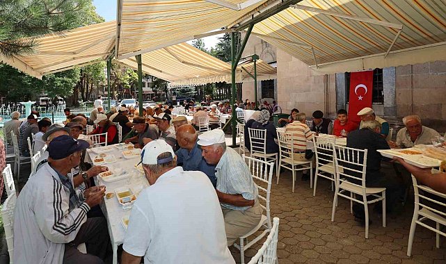 Namaz sonrası vatandaşlara yemek ikramında bulunuldu