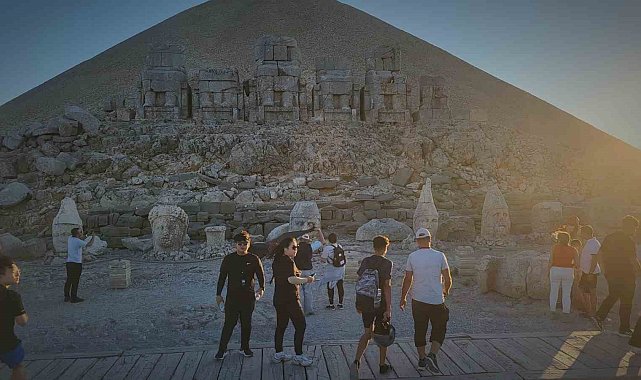 Nemrut'un zirvesinde her yıl binlerce kişi güneşin doğuşunu ve batışını izliyor