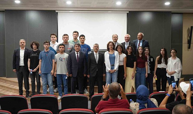 Niğde'de YKS'de ilk bine giren öğrenciler ödüllendirildi