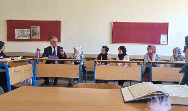 Okullarda yaz döneminde de eğitimler devam ediyor