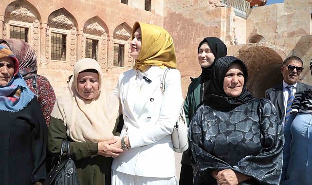 Okuma yazma öğrenen anneler, Ağrı'da tarihi mekanları gezdi